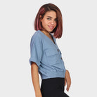 كيتشن بلوزة واسعة بأزرار أمامية وجيب يد نسائي