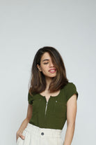 كيتشن بلوزة بجيوب وسحاب كم قصير نسائي