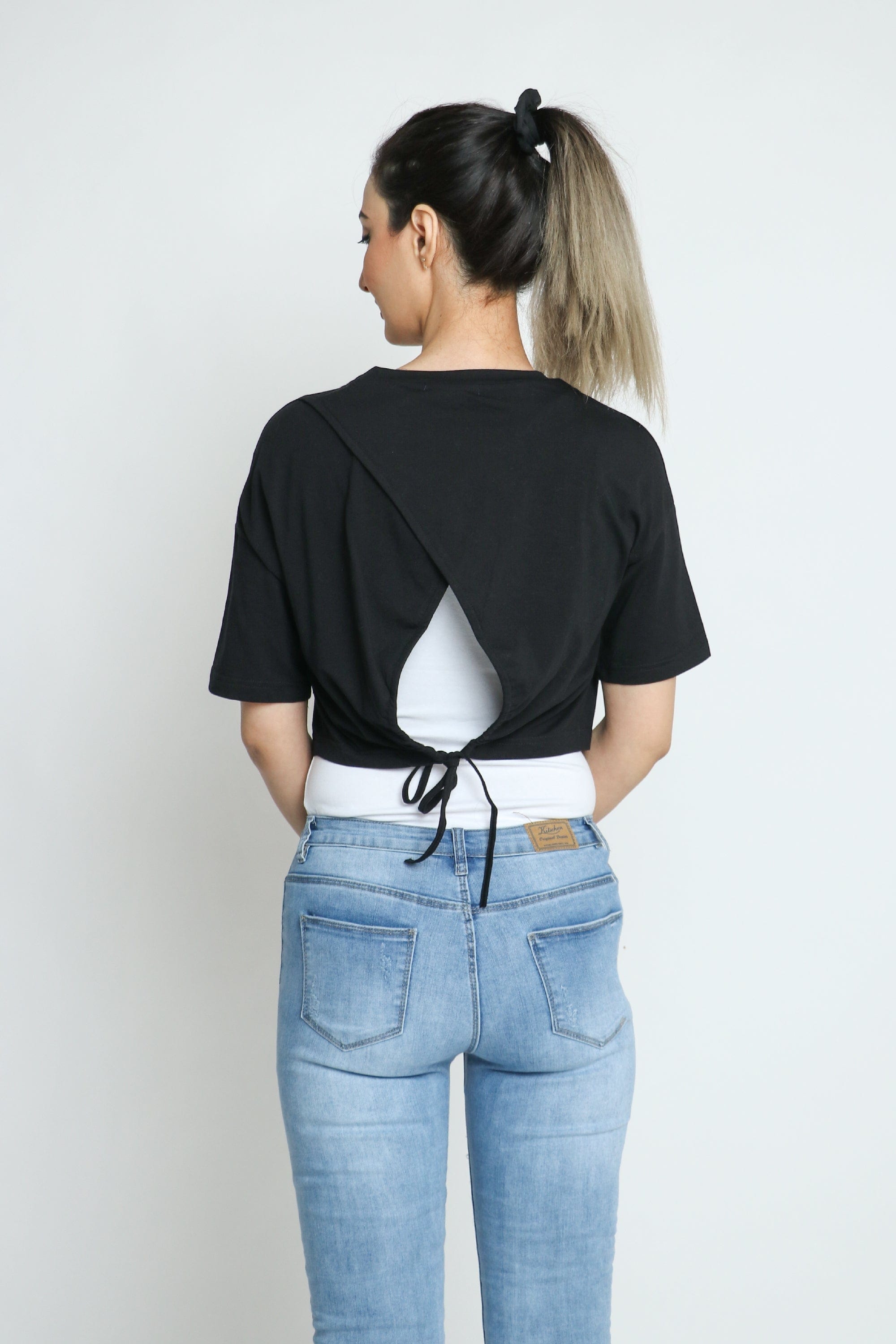 كيتشن بلوزة قصيرة هاي ويست سادة مفتوحة من الخلف نص كم