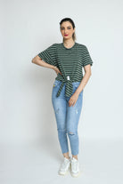 كيتشن تيشيرت مقلم بالعرض طويل من الخلف مع ربطة خصر نسائية