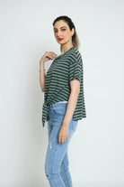 كيتشن تيشيرت مقلم بالعرض طويل من الخلف مع ربطة خصر نسائية