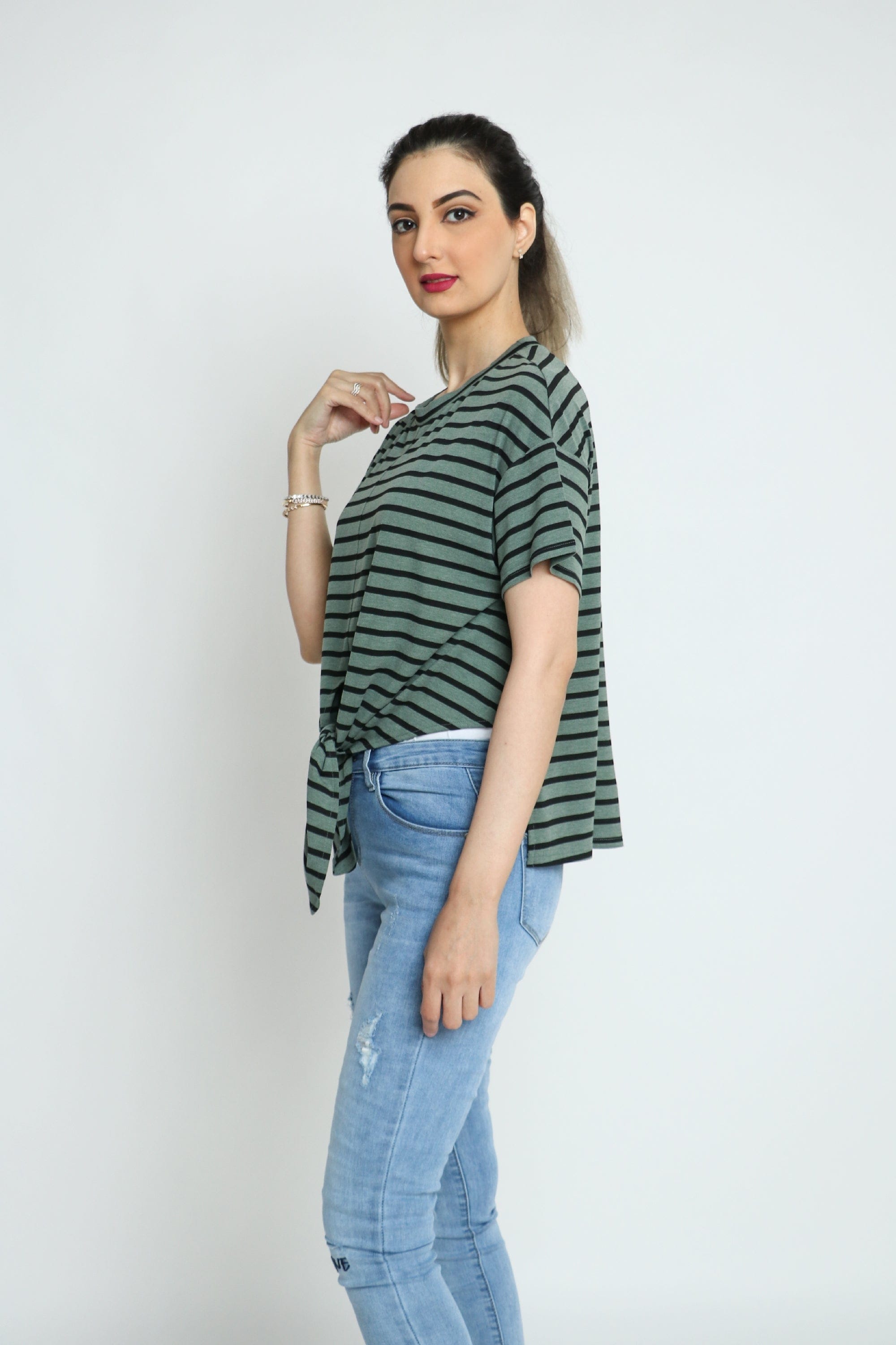 كيتشن تيشيرت مقلم بالعرض طويل من الخلف مع ربطة خصر نسائية