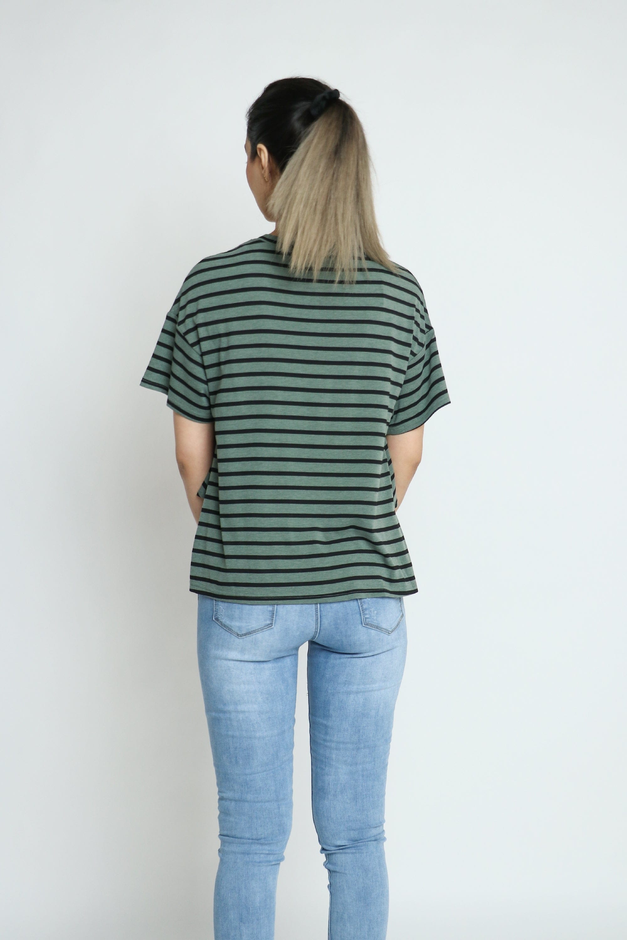 كيتشن تيشيرت مقلم بالعرض طويل من الخلف مع ربطة خصر نسائية