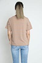 كيتشن تيشيرت مقلم بالعرض طويل من الخلف مع ربطة خصر نسائية