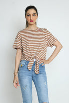 كيتشن تيشيرت مقلم بالعرض طويل من الخلف مع ربطة خصر نسائية