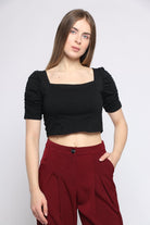 كيتشن بلوزة بأكمام قصيرة نص بطن بفتحة صدر مربعة