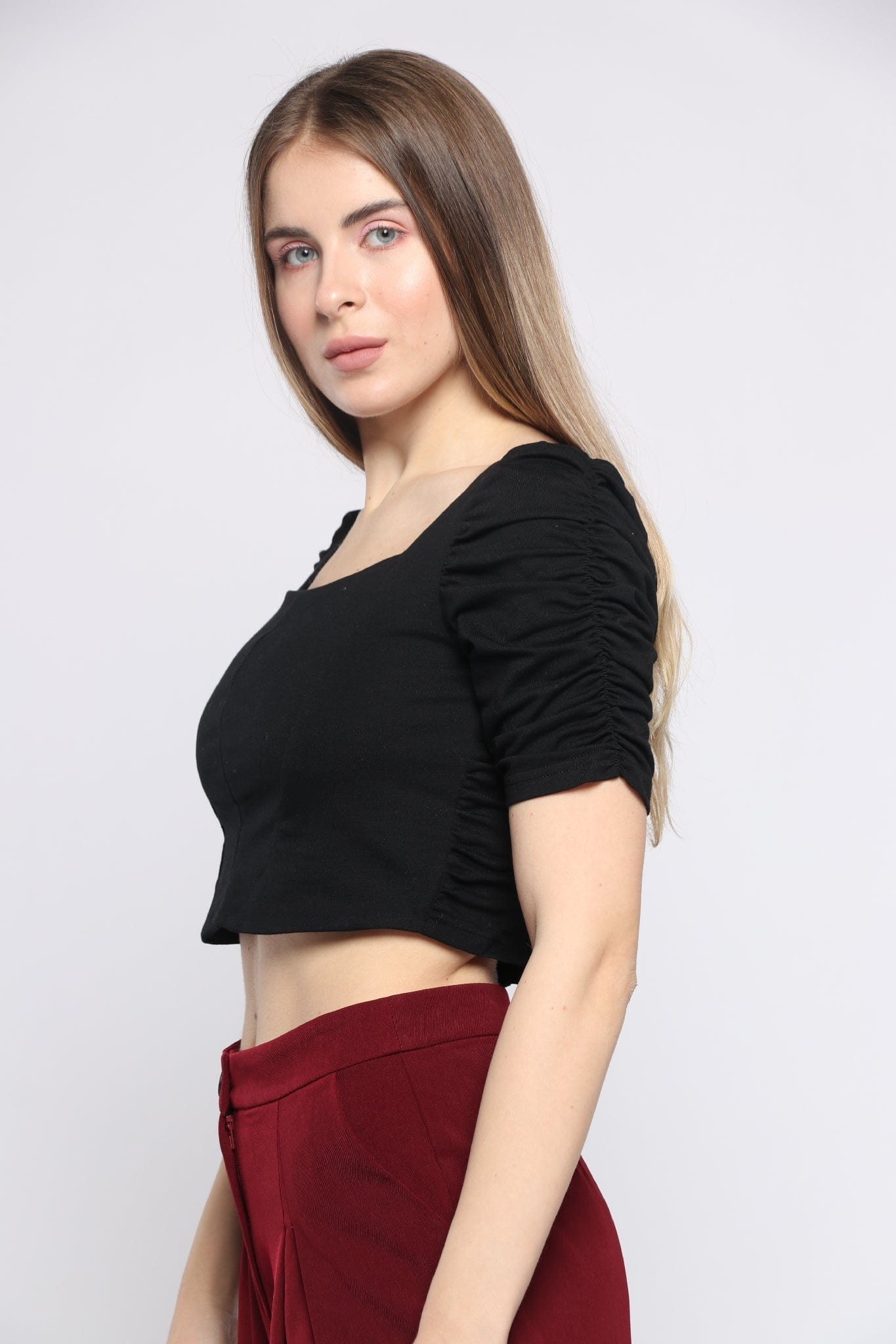 كيتشن بلوزة بأكمام قصيرة نص بطن بفتحة صدر مربعة