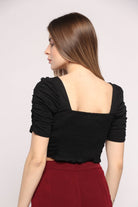 كيتشن بلوزة بأكمام قصيرة نص بطن بفتحة صدر مربعة