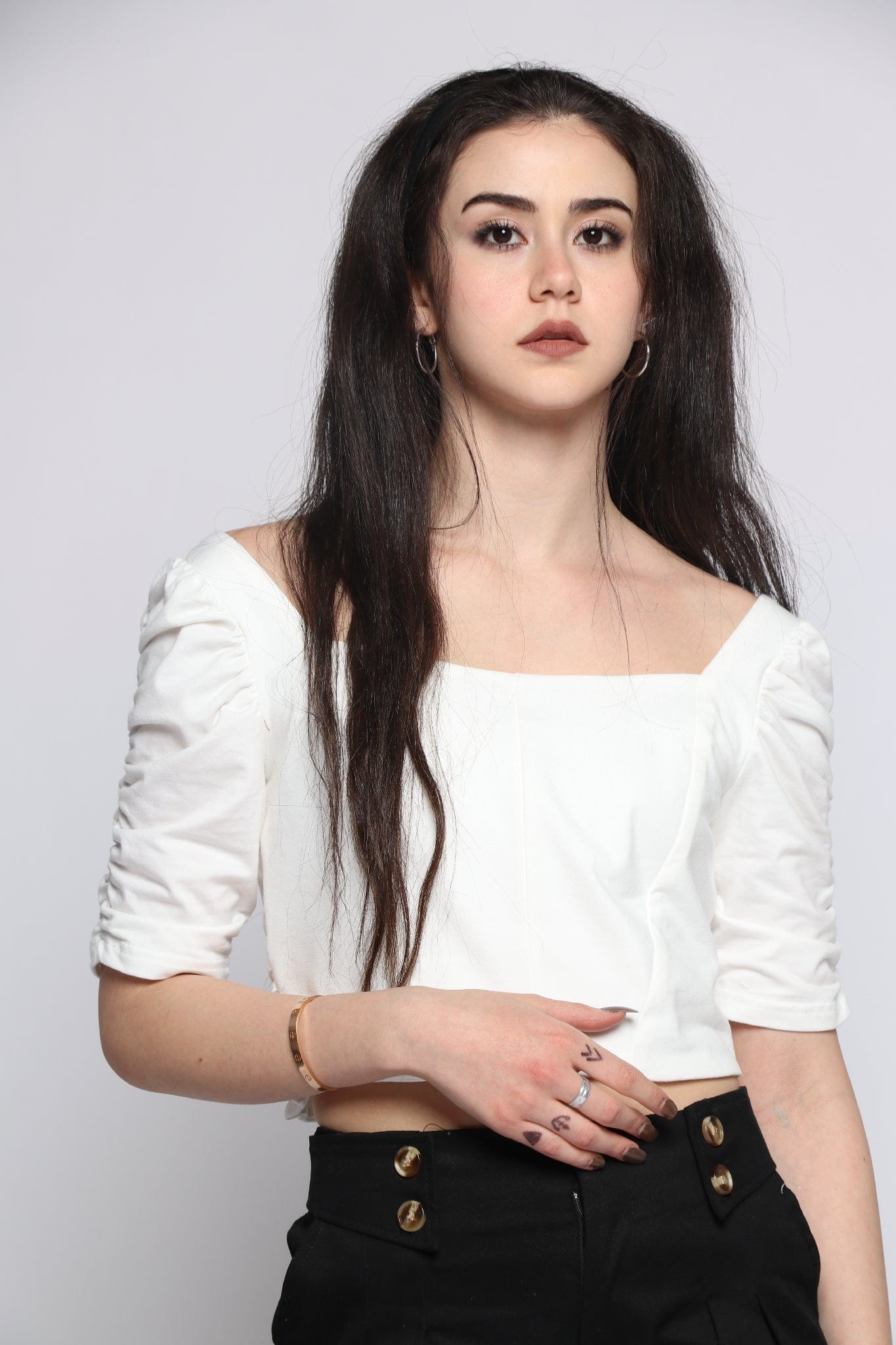 كيتشن بلوزة بأكمام قصيرة نص بطن بفتحة صدر مربعة