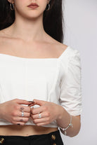 كيتشن بلوزة بأكمام قصيرة نص بطن بفتحة صدر مربعة