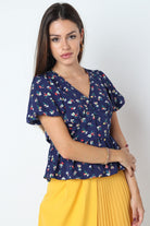 كيتشن بلوزة قصيرة الأكمام موردة بفتحة V