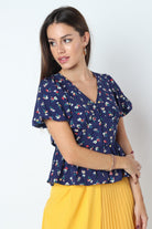 كيتشن بلوزة قصيرة الأكمام موردة بفتحة V