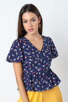 كيتشن بلوزة قصيرة الأكمام موردة بفتحة V