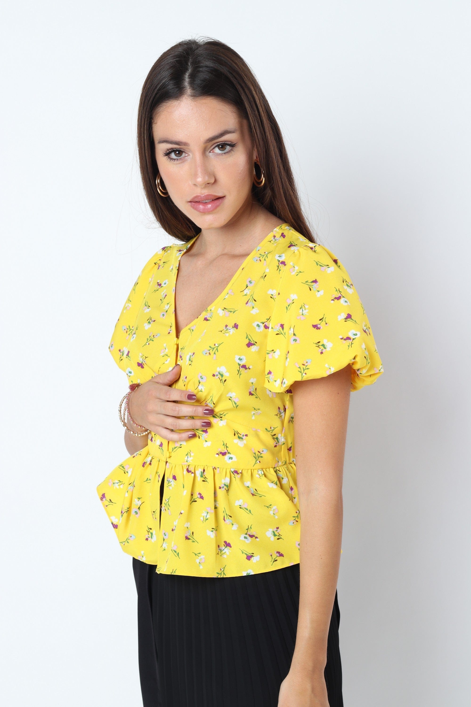 كيتشن بلوزة قصيرة الأكمام موردة بفتحة V