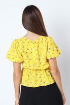 كيتشن بلوزة قصيرة الأكمام موردة بفتحة V