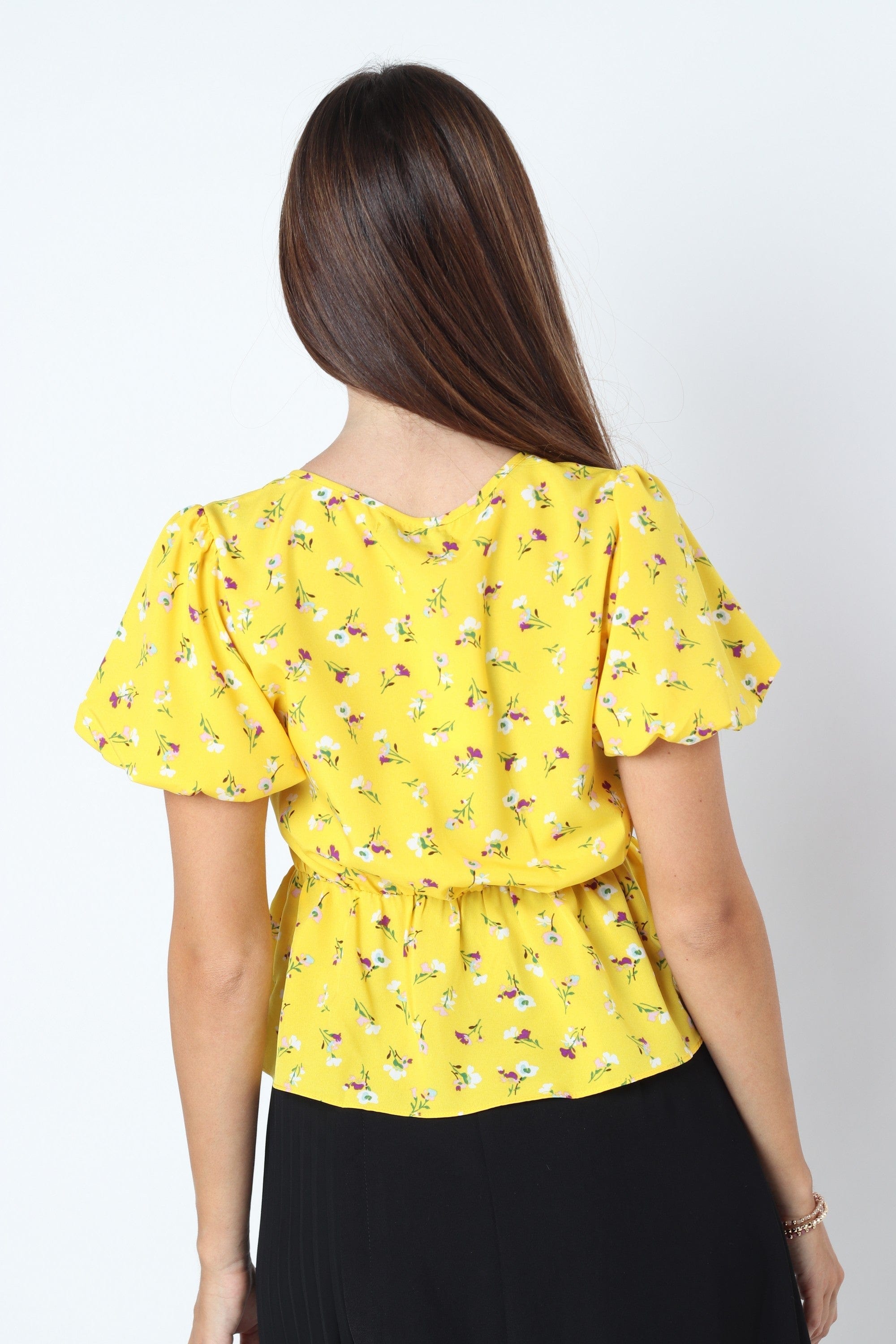 كيتشن بلوزة قصيرة الأكمام موردة بفتحة V