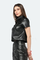 كيتشن بلوزة قصيرة جلد بجيوب أمامية نص كم نسائي أسود