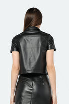 كيتشن بلوزة قصيرة جلد بجيوب أمامية نص كم نسائي أسود