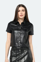 كيتشن بلوزة قصيرة جلد بجيوب أمامية نص كم نسائي أسود