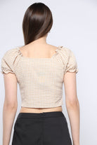 كيتشن بلوزة بأكمام قصيرة نص بطن بنمط مربع