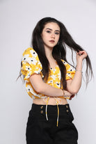 كيتشن بلوزة قصيرة الأكمام موردة واسعة برباط أصفر