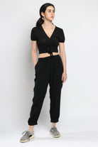 كيتشن بلوزة قصيرة الأكمام سادة برباط أمامي وفتحة V