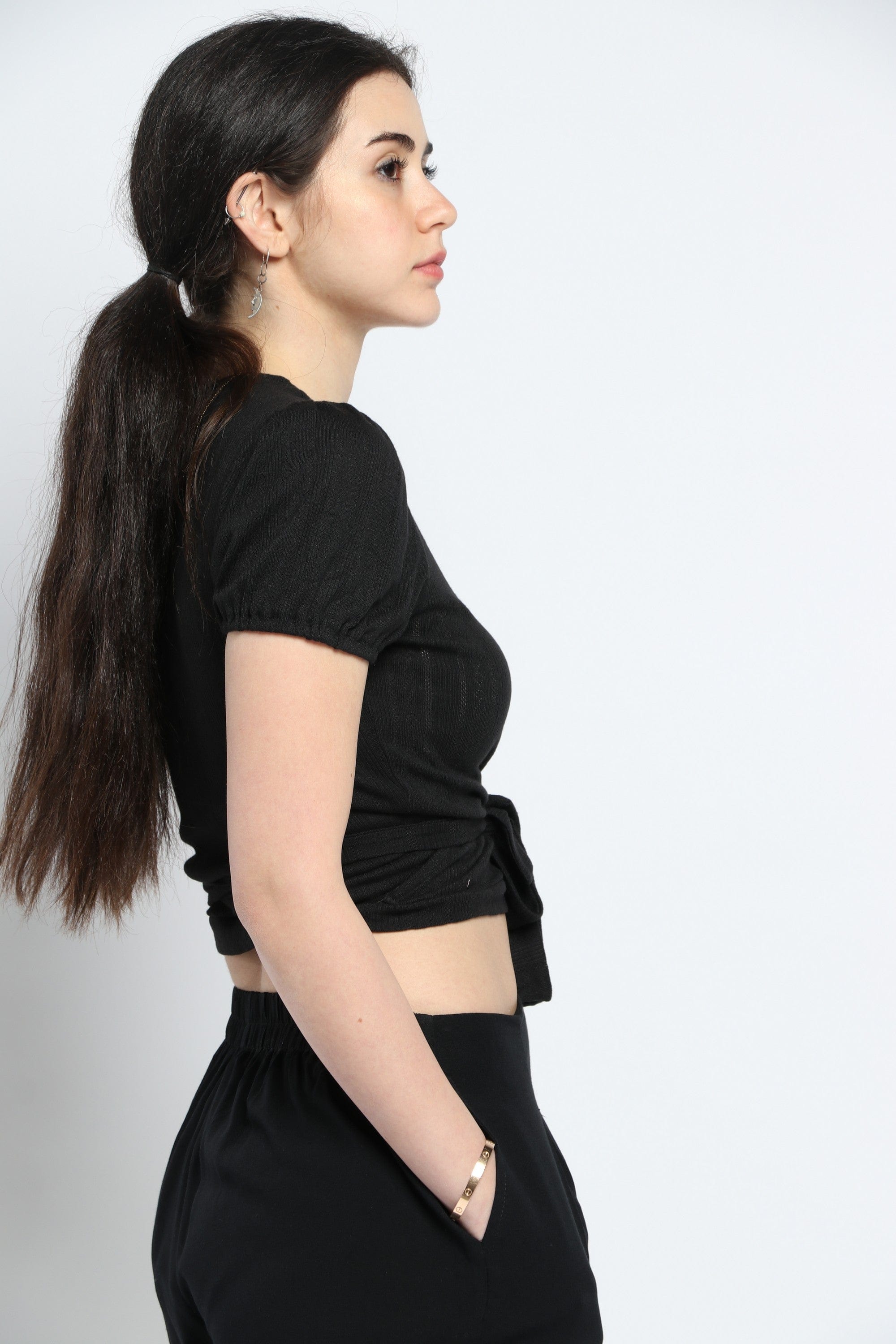 كيتشن بلوزة قصيرة الأكمام سادة برباط أمامي وفتحة V