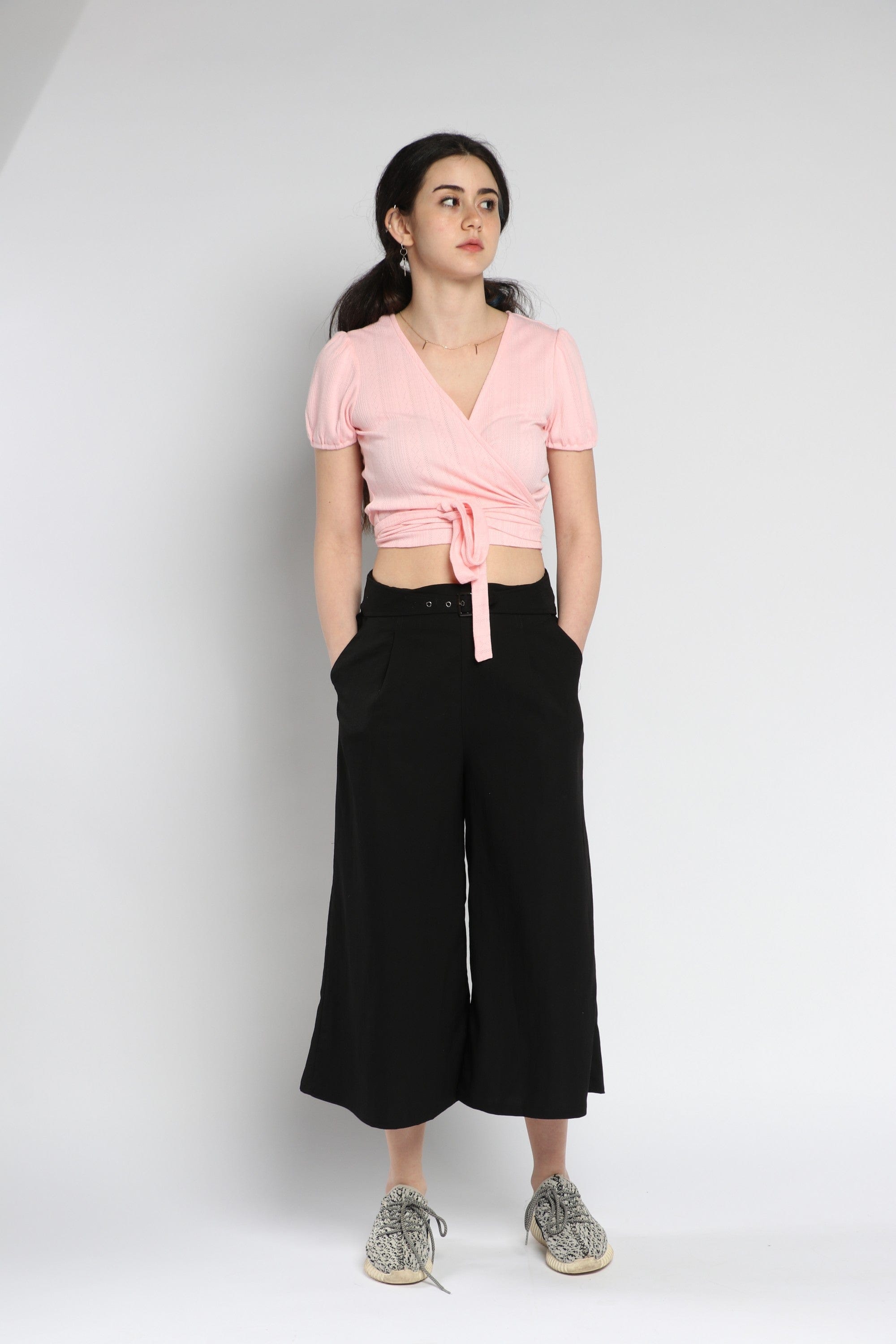 كيتشن بلوزة قصيرة الأكمام سادة برباط أمامي وفتحة V