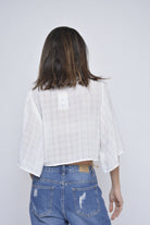 كيتشن بلوزة نص بطن بأزرار أمامية مكشكشة من الجوانب 3/4 كم نسائي