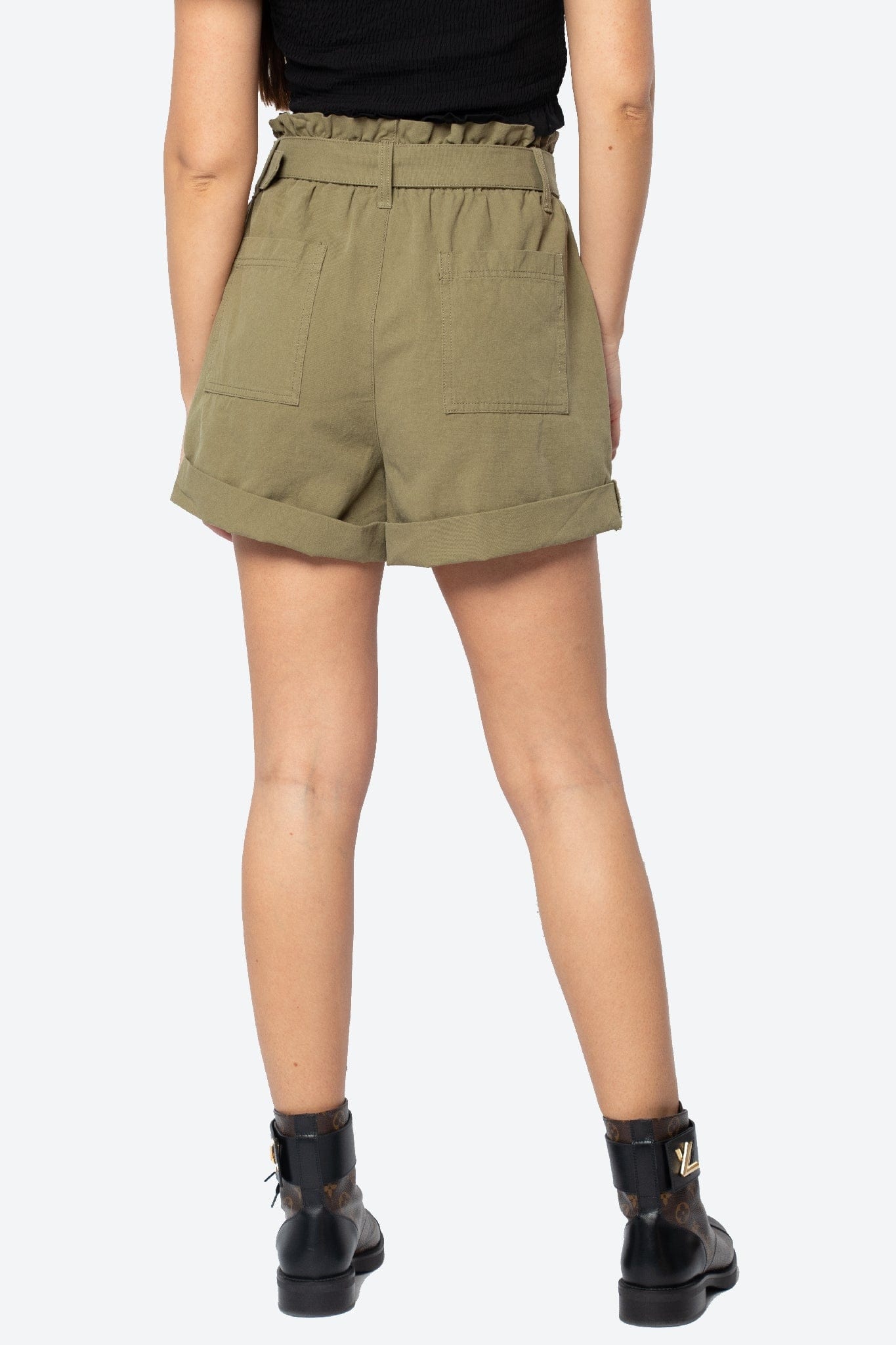 كيتشن شورت بجيوب أمامية وحزام على الخصر