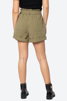 كيتشن شورت بجيوب أمامية وحزام على الخصر