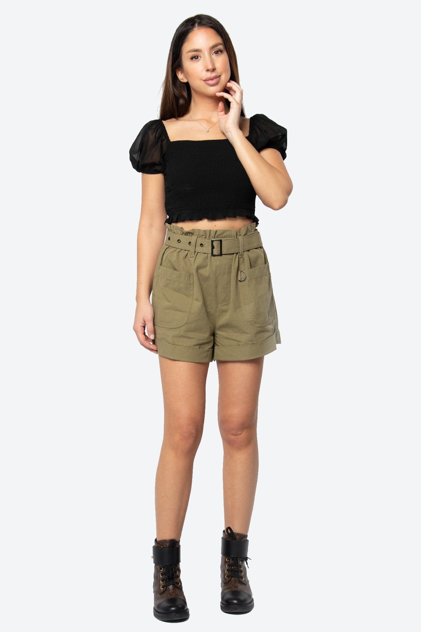 كيتشن شورت بجيوب أمامية وحزام على الخصر