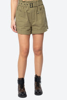 كيتشن شورت بجيوب أمامية وحزام على الخصر