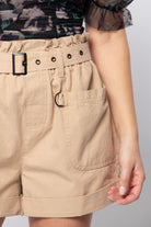 كيتشن شورت بجيوب أمامية وحزام على الخصر