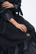 جوهرة عباية كريب كلاسيك مزخرفه بتدخيلات شانتون شرائط من الأسفل وعند الأكمام أسود