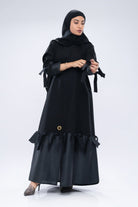 جوهرة عباية كريب كلاسيك مزخرفه بتدخيلات شانتون شرائط من الأسفل وعند الأكمام أسود