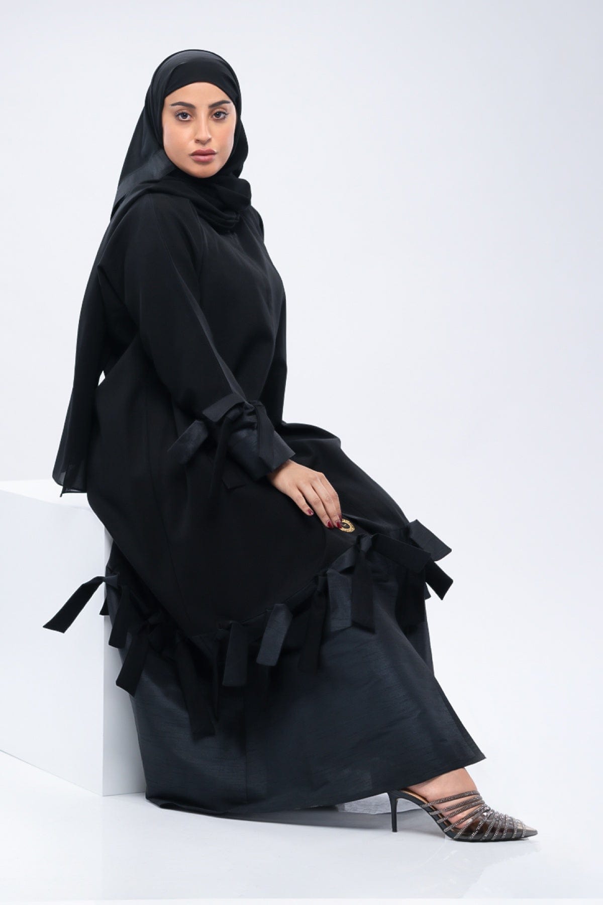 جوهرة عباية كريب كلاسيك مزخرفه بتدخيلات شانتون شرائط من الأسفل وعند الأكمام أسود