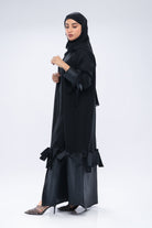 جوهرة عباية كريب كلاسيك مزخرفه بتدخيلات شانتون شرائط من الأسفل وعند الأكمام أسود