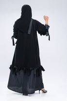 جوهرة عباية كريب كلاسيك مزخرفه بتدخيلات شانتون شرائط من الأسفل وعند الأكمام أسود