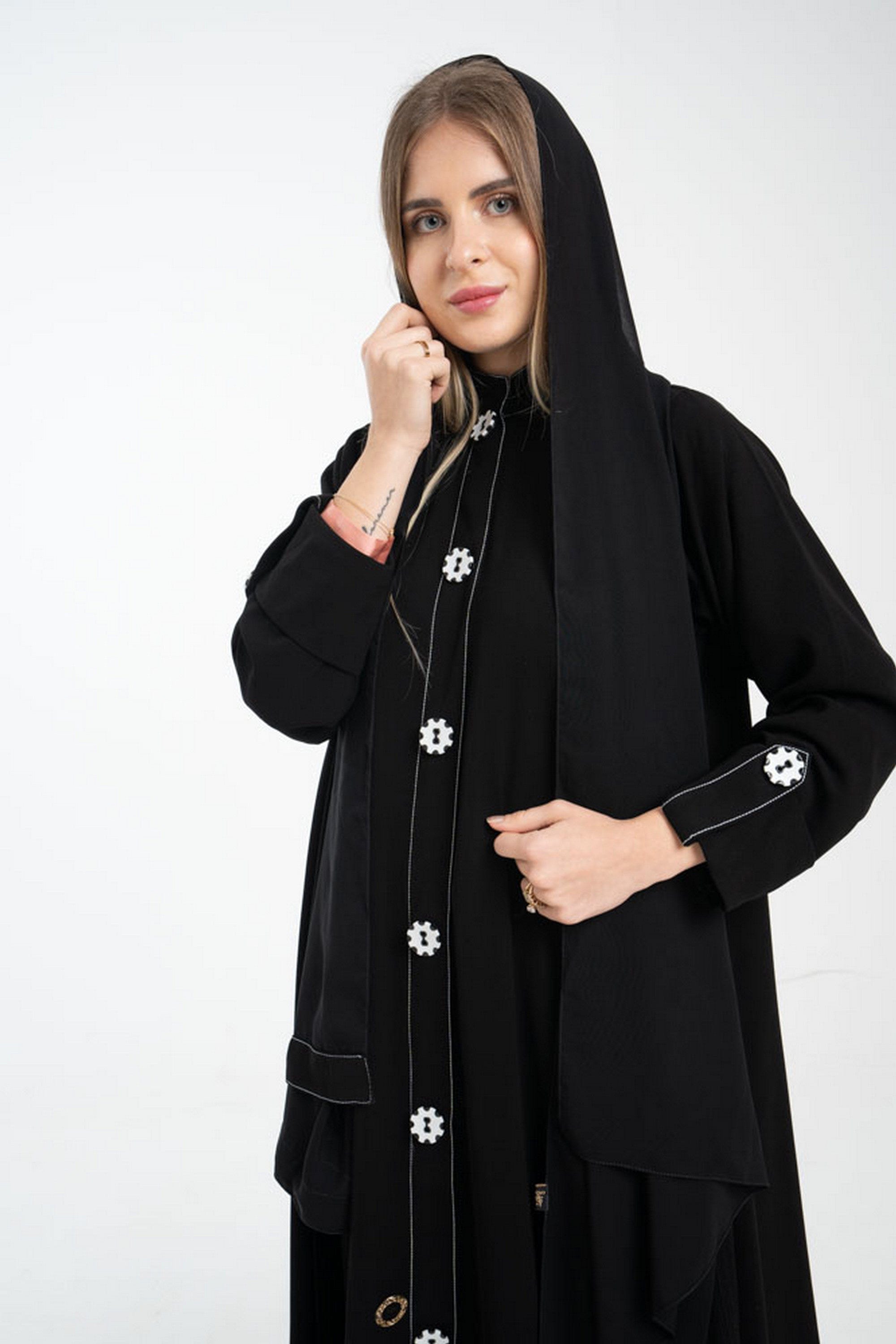 جوهرة عباية سدة بأزرار كبيرة على شكل ورد كم طويل أسود