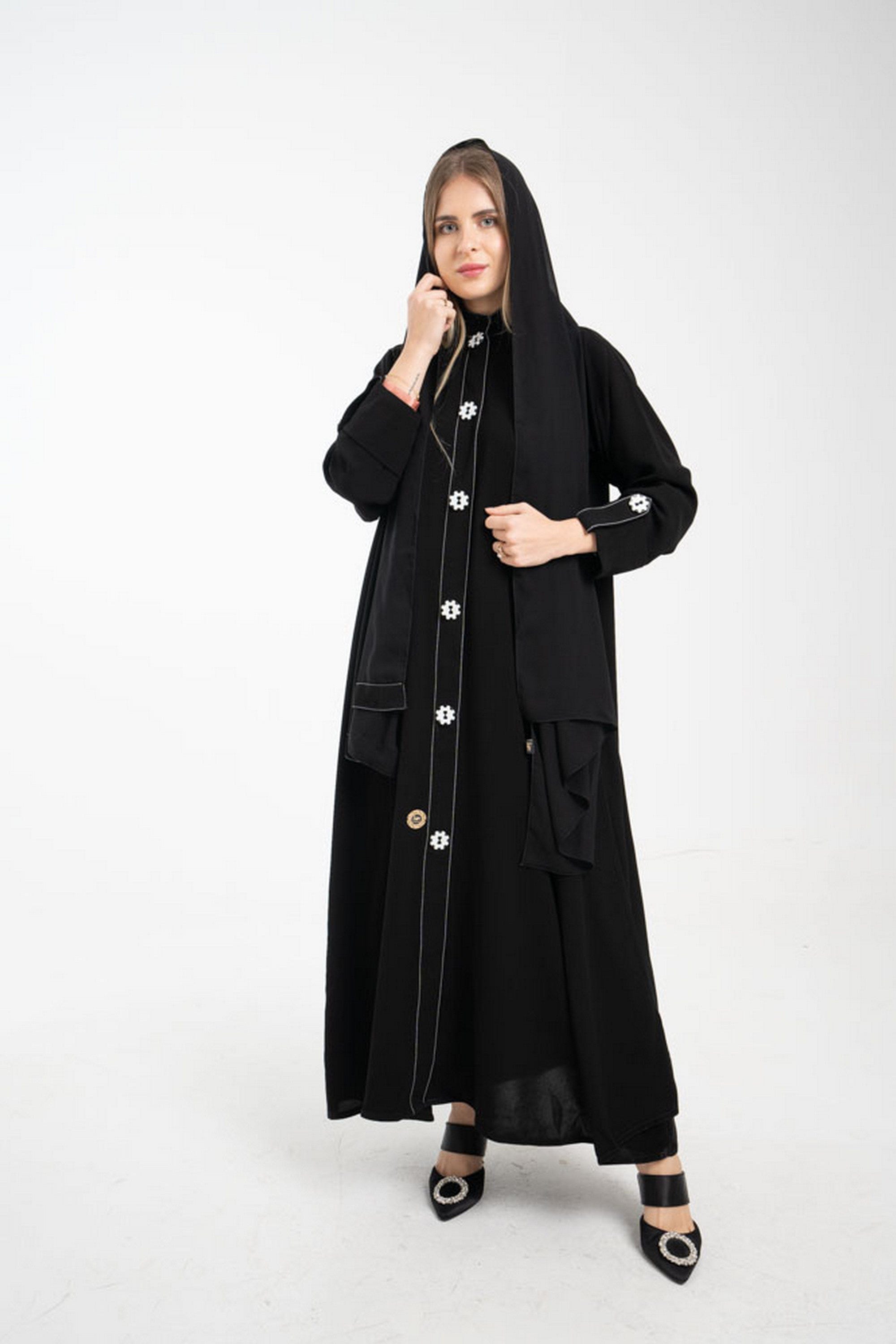 جوهرة عباية سدة بأزرار كبيرة على شكل ورد كم طويل أسود