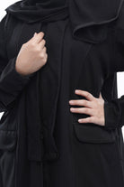 جوهرة عباية كتان طويلة سوداء بجيوب أمامية كم طويل أسود