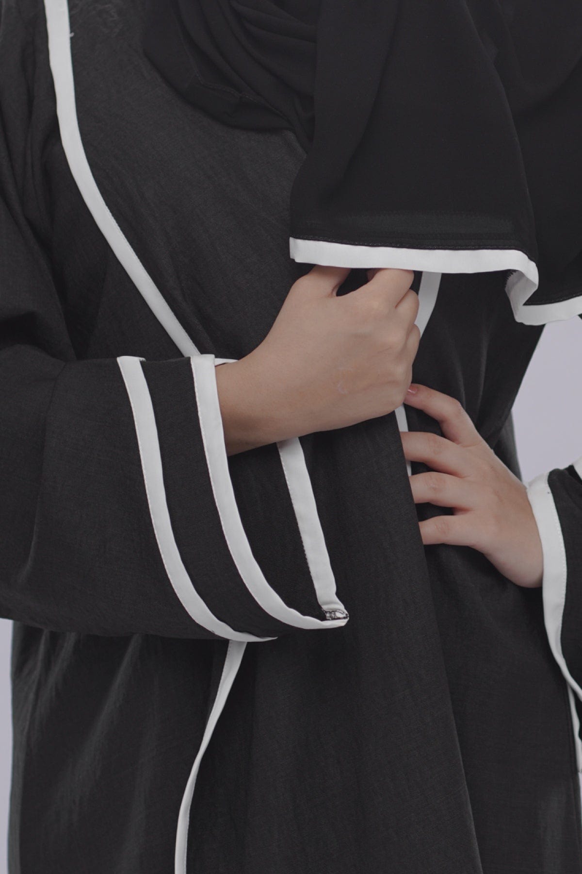 جوهرة عباية لف كم طويل أسود