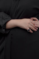 جوهرة عباية قماش ملكي كلاسيك بقيطان لف أسود