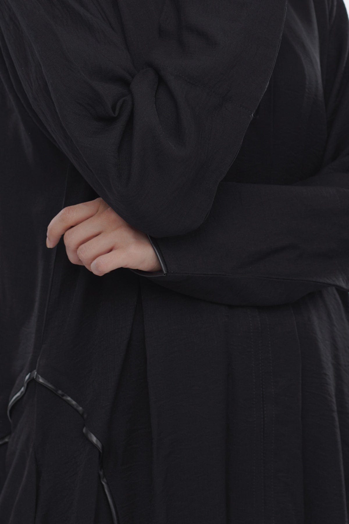 جوهرة عبايه كتان سادة كلاسيك مع تشكيلة من الجلد أسود