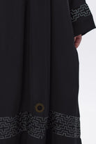 جوهرة عباية كلاسيك بكلفة تطريز هندسي بالأبيض أسود