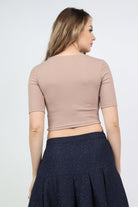 كيتشن بلوزة بأكمام قصيرة نص بطن سادة