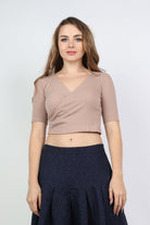 كيتشن بلوزة بأكمام قصيرة نص بطن سادة