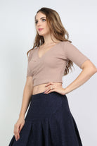 كيتشن بلوزة بأكمام قصيرة نص بطن سادة