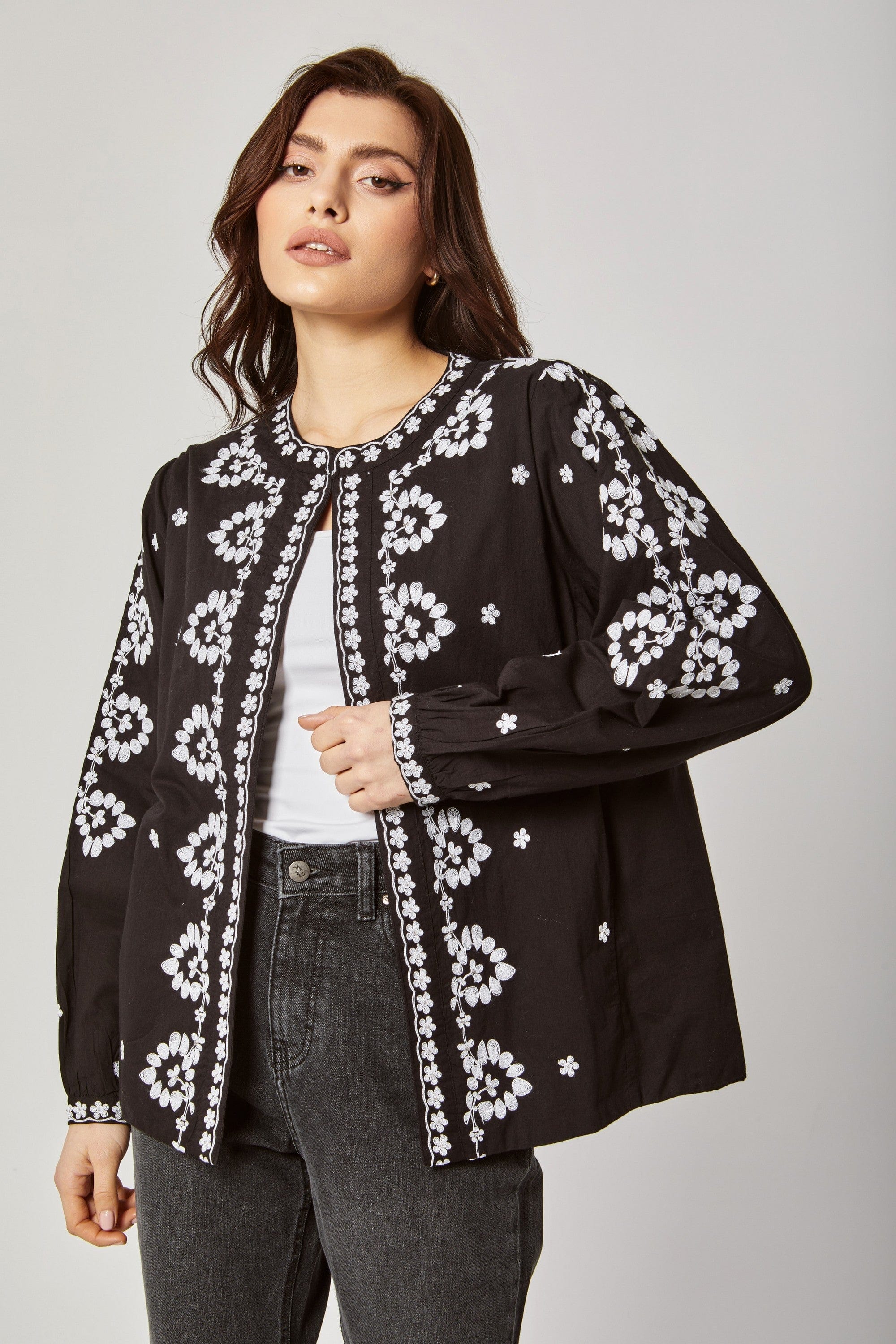 داليدرس جاكيت مطرز بالخيوط كم طويل نسائي أسود